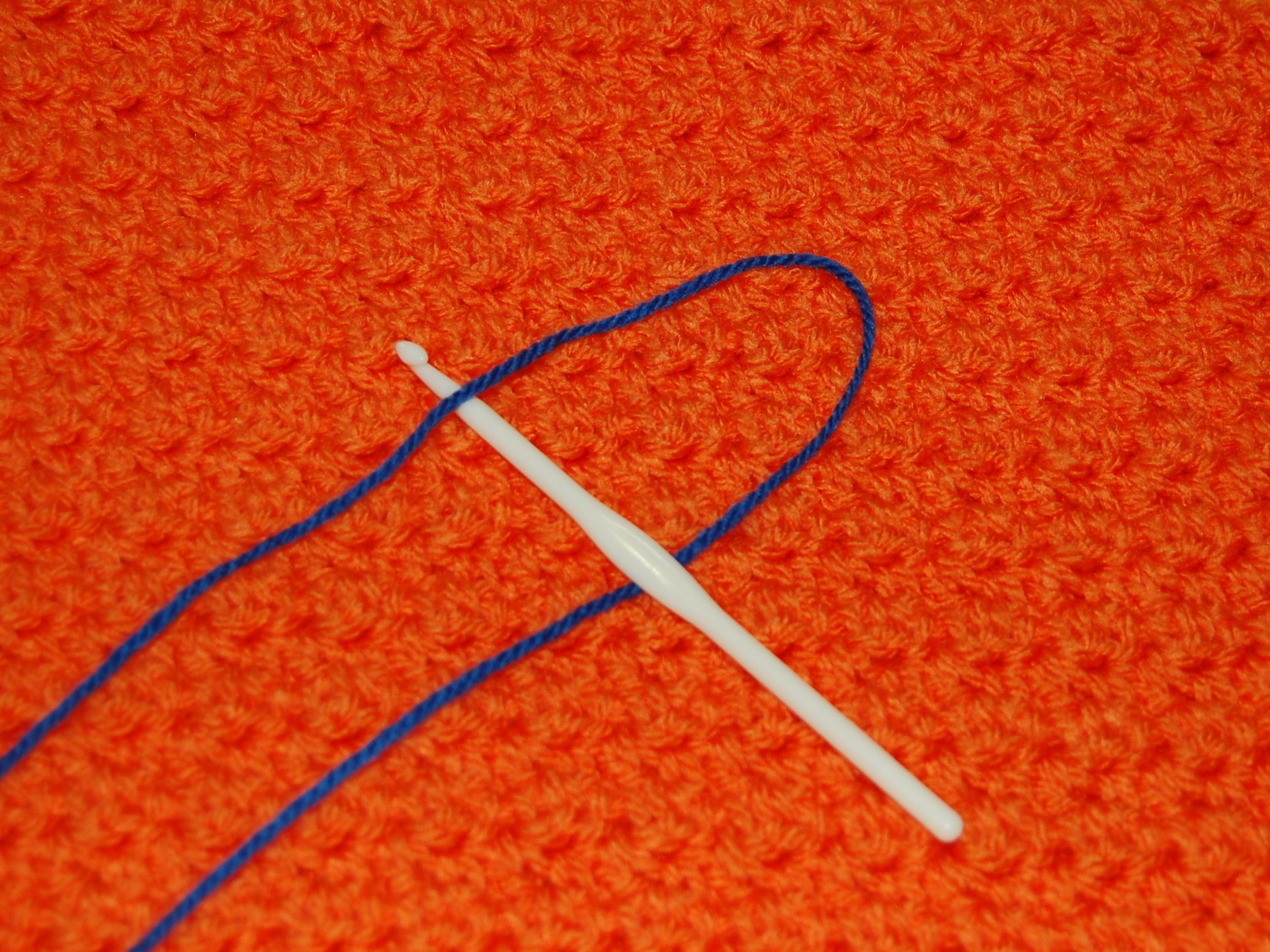 agulha 5 mm e fio de lã